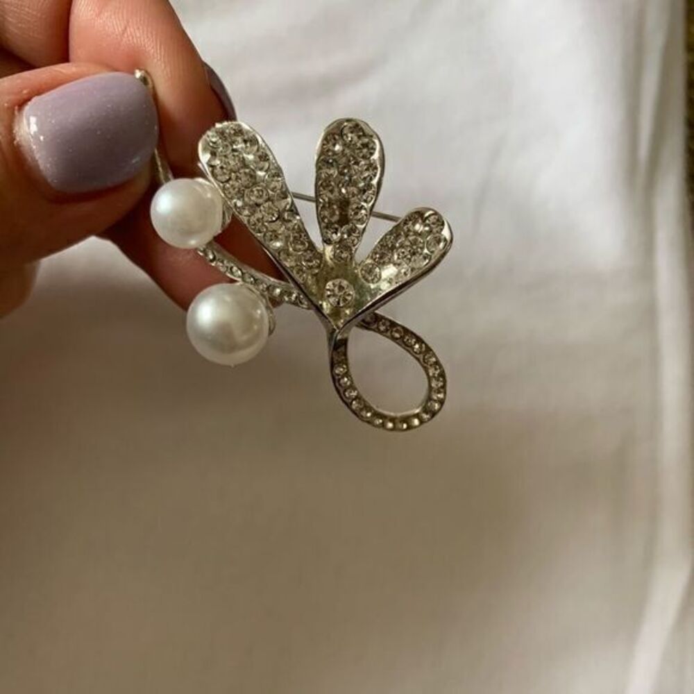 Silver faux pearl brooch🌺